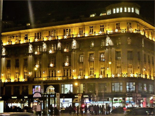 Vis a vis der Oper Ecke Kärntnerstraße Hotel Bristol weihnachtlich erleuchtet | Foto: © Uschi R.
