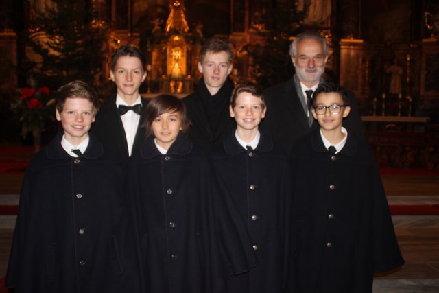 Thomas, Josef, Manuel, Patrick, Christopher und Maximilian mit Chorleiter Mag. Johannes Stecher.