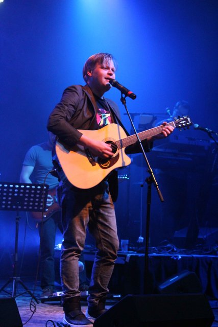 PAX schickten ebenso Gratulanten, wie...