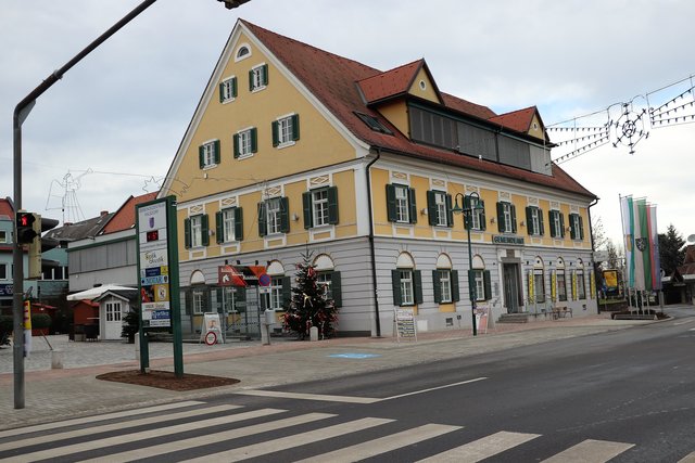 Die vom Land geforderte Verbreiterung des Geh- und Radweges beim Gemeindeamt ist abgeschlossen. Jetzt hofft man auf die Zusage, den Radweg wieder bis zur Schule führen zu dürfen. | Foto: Edith Ertl