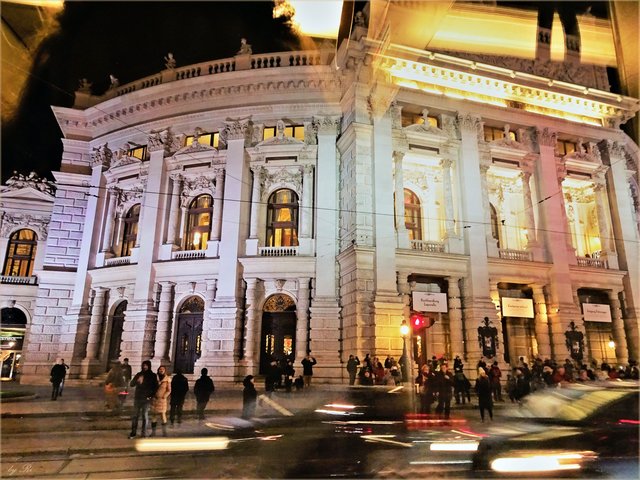 Los gehts Station Burgtheater, die Straßenbahn hält, die Autos brausen vorbei  ;-) | Foto: © Uschi R.