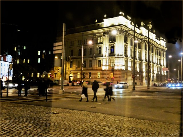 Wir biegen auf den Schwarzenbergplatz ein | Foto: © Uschi R.