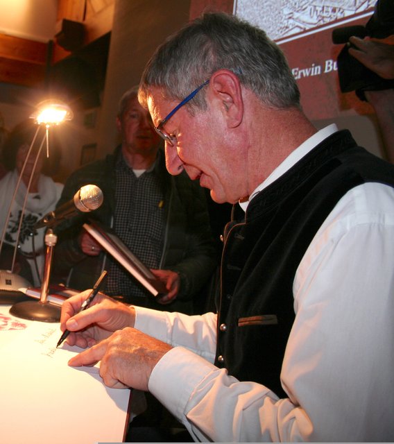 Beim Signieren der Bücher schrieb sich Erwin Burgsteiner (fast) die Finger wund. | Foto: Christa Nothdurfter