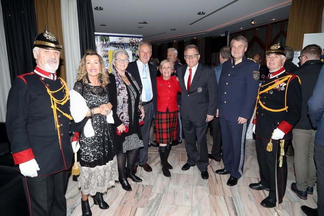 Bildtext Traditionsgendarmen und Ehrengäste freuen sich über einen gelungen Konzertabend | Foto: Blaschun