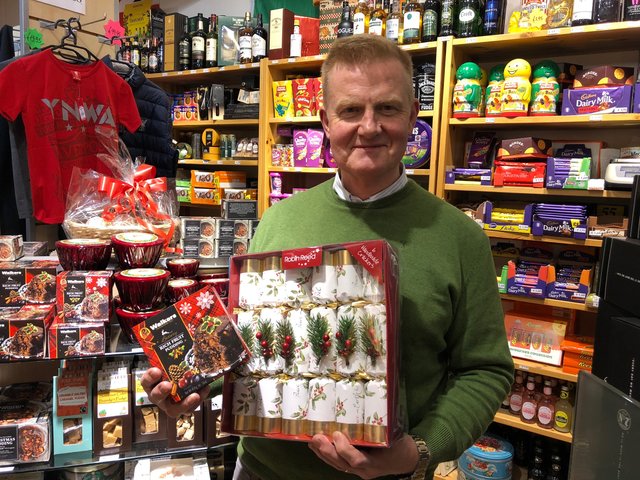 Der Liverpooler Chris Clee mit "Christmas Pudding" und "Christmas Crackers", die in England zu Weihnachten nicht fehlen dürfen. | Foto: Lisa Gold
