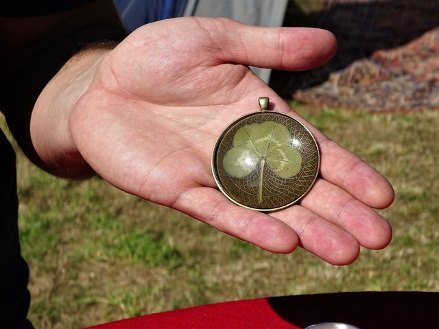 Das Kleeblatt wirkt sehr edel unterm Carbochon gefasst. | Foto: RAXmedia