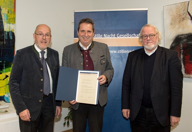 Im Bild die Überreichung der Ehrenurkunde: v.l. Michael Neureiter, Altbürgermeister Eugen Grader und Josef A. Standl, der Vizepräsident der Stille Nacht Gesellschaft. | Foto: Stille Nacht Gesellschaft, Hermann Hermeter