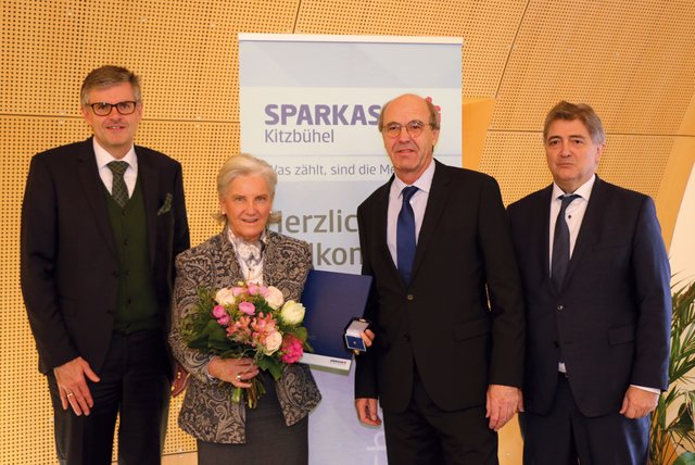 Jubilarin Signe Reisch mit Kitzbühels Bürgermeister Klaus Winkler (Sparkassenratsvorsitzender) und den Sparkasse-Vorstandsdirektoren Manfred Krimbacher und Franz Stöckl