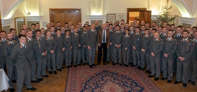 Bürgermeister Klaus Schneeberger und Kommandant Generalmajor Karl Pronhagl mit den Fähnrichen des "Jahrgang Nova".
