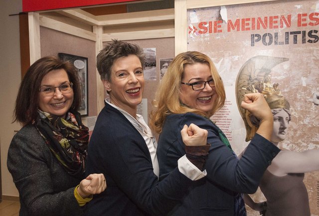 Sabine Veits-Falk, Historikerin am Haus der Stadtgeschichte mit der Frauenbeauftragte der Stadt Salzburg, Alexandra Schmidt und Evelyn Martinel, Gleichbehandlungsbeauftragte der Salzburger Gebietskrankenkasse.  | Foto: Stadt Salzburg/SGKK