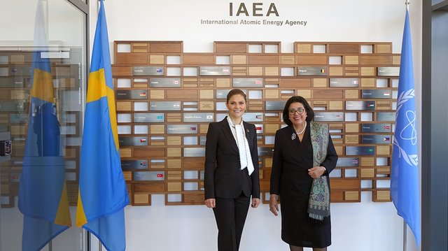Prinzessin Victoria (l.) mit Najat Mokhtar (IAEA). | Foto: R. Aylmer/IAEA
