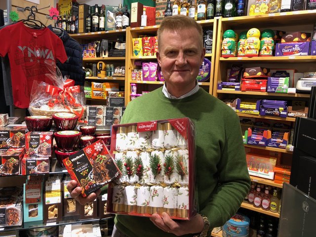 Der Liverpooler Chris Clee mit "Christmas Pudding" und "Christmas Crackers", die in England zu Weihnachten nicht fehlen dürfen. | Foto: Lisa Gold