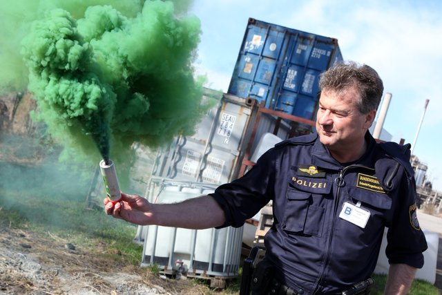 Karl Rittmannsberger ist Sprengstoffsachkundiger und Pyrotechniker in der Landespolizeidirektion OÖ. Er unterrichtet auch Polizeischüler und koordiniert
alle Angelegenheiten des Entschärfungs- und Entminungsdienstes im Bundesland.