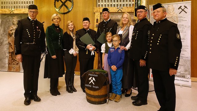 Die Knappschaft Pölfing-Bergla hat heuer NAbg. Werner Amon und BH Helmut-Theobald Müller per Ledersprung in den Ehrenbergmannsstand erhoben.