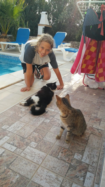 Luke in Kalithea mit seiner Lieblings-"Bosskatze" | Foto: Neubauer