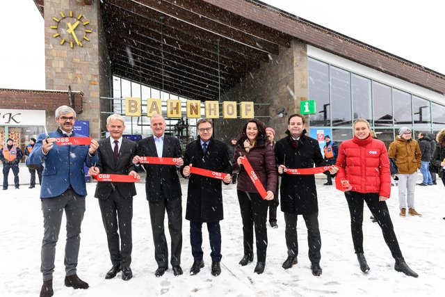 Hatten bei der Eröffnung des Bahnhofs Seefeld im Schneegestöber sichtlich Freude: Bürgermeister Werner Frießer, ÖBB-Infra Vorstand Franz Bauer, ÖBB-Holding Aufsichtsratsvorsitzender Gilbert Trattner, Landeshauptmann Günther Platter, LHStv.in Ingrid Felipe, LA Markus Abwerzger (v.l.) | Foto: Holzknecht
