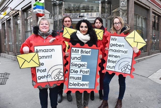 Protest vor der Post: Bezirkschefin Saya Ahmad (M.) kämpft für den Erhalt des Postamts in der Nussdorfer Straße.