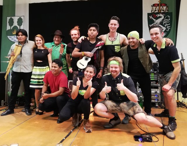 Die Musikgruppen „Sacambaya“ und „Die Draufgänger“ trafen sich zu einem musikalischen Kulturaustausch.  | Foto: Gemeinde