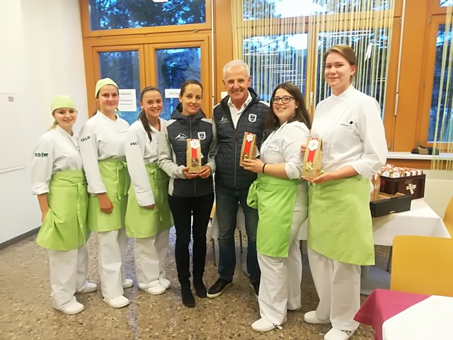 Lorenz und Tanja Wallner von der Schischule Zell am See bei der Übergabe der Kekspakete durch Schülerinnen der 3.FWa der HBLW Saalfelden     Foto: Brigitte Hartl 
