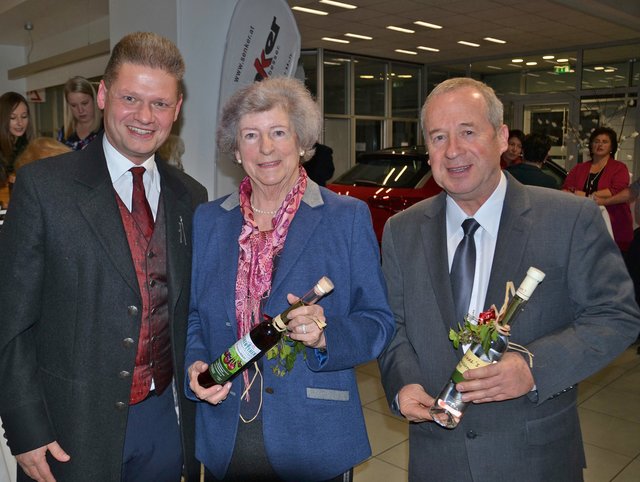 Andreas Hanger amüsiert sich mit Ilse Senker und Rudolf Kefer. | Foto: Stefan Hackl