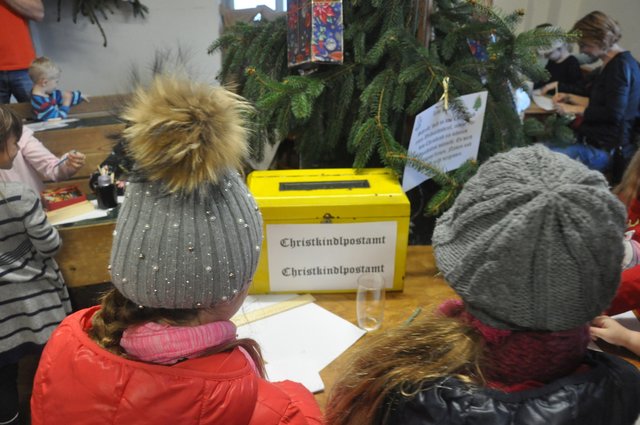 Christkindlpostamt: Kinder
schreiben ans Christkind.