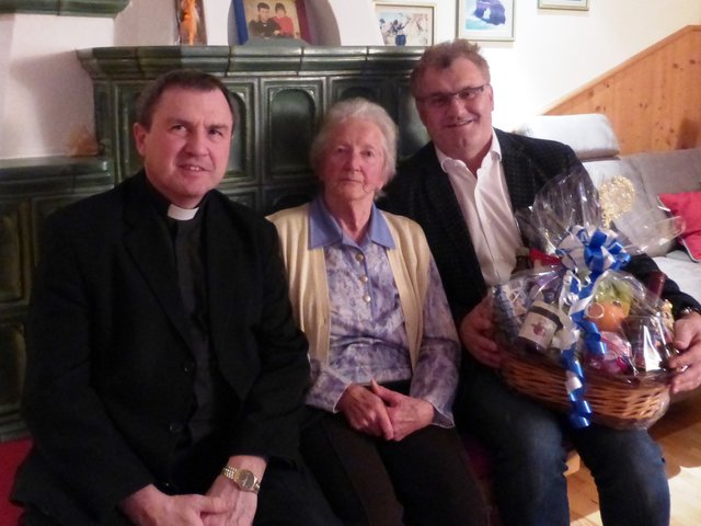 Pfarrer Georg Gerstmayr und Bürgermeister Gerhard Obermüller gratulierten der humorvollen 95-jährigen Wohlmutingerin Maria Mols. | Foto: Gemeinde Kirchdorf