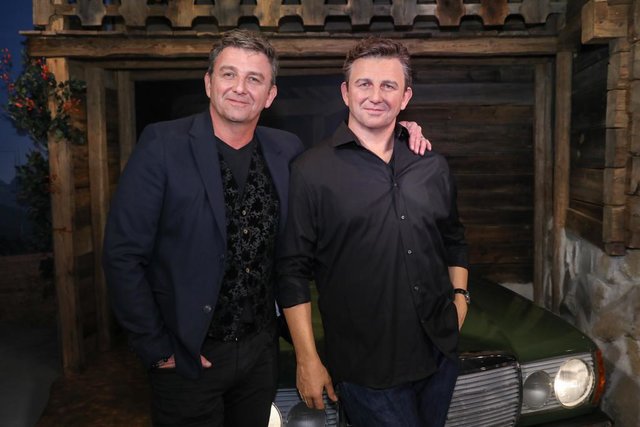 Hans Sigl (l.) mit seinem Doppelgänger aus Wachs . Im Hintergrund der grüne 1976 Mercedes 200 aus der TV-Serie. | Foto: Madame Tussauds/Schiffl