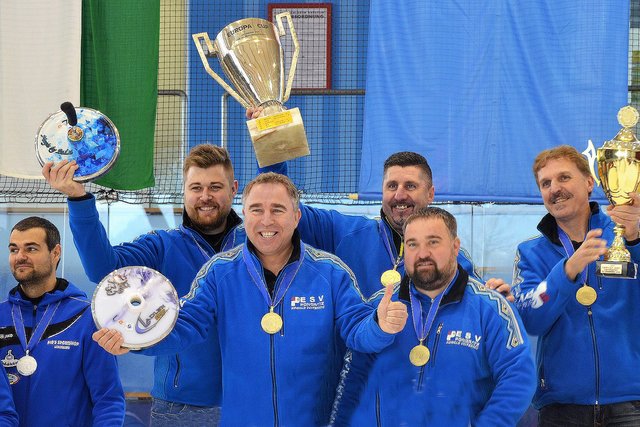 Die Besten in Europa: Michi Krenn (2.v.l.) gewann mit dem ESV Voitsberg den Europacup der Eisschützen. | Foto: KK