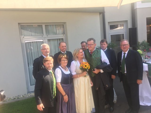 Das glückliche Brautpaar mit Vertretern der Marktgemeinde Gamlitz.  | Foto: KK