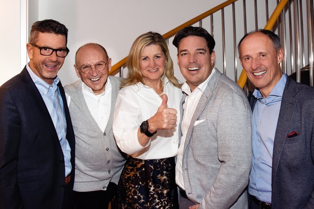 Beim Fest mit dabei: Michael Kretz (Bezirksblätter-Salzburg-GF), Rudolf und Paula Mayrhofer, Martin Niklas (WKS) und Leo Bauernberger (SLTG). | Foto: Scheinast