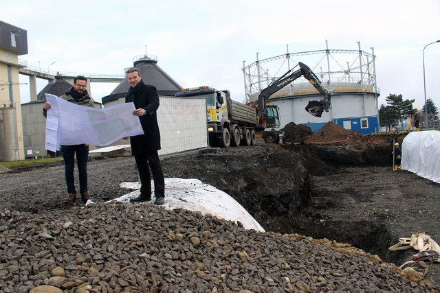 Entsorgungsreferent Stadtrat Wolfgang Germ und DI Gregor Aspernig (Planungsbüro Horn & Partner) auf der Baustelle der Behälterwaschanlage bei der Kläranlage Klagenfurt