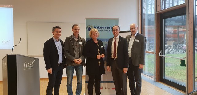 Markus Gneiß (VB Interreg Bayern Tirol, Günter Salchner (REA Außerfern), Sigrid Hilger (Land Tirol), Mario Döller (FH Kufstein) und Walter J. Mayr (Euregio Inntal) (v.l.) bei der Fachveranstaltung in Kufstein.