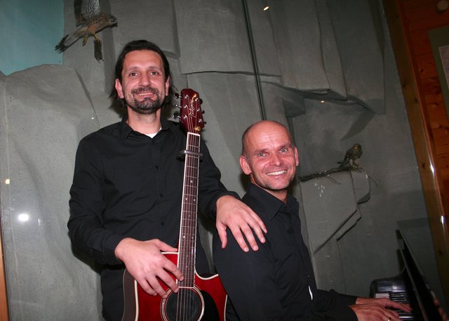 Sie umrahmten die Buchvorstellung musikalisch: Bernhard Wöhrer und Jörg Hanusch. | Foto: Christa Nothdurfter