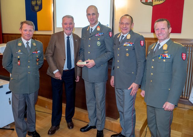 Oberst Gerhard Fleischmann (Kommandant des Akademikerbataillon), Bürgermeister Klaus Schneeberger, Major Peter Glittenberg (stellvertretender Jahrgangssprecher), Kommandant Generalmajor Karl Pronhagl und Brigadier Jürgen Wörgötter (Leiter des Instituts für Offiziersausbildung).