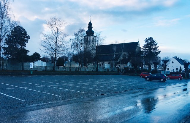 Unweit der Firma Eisenbeiss befinden sich vor dem Friedhof mehr als 180 Parkplätze. Diese Parkplätze werden unter Tags kaum genutzt, im Schnitt stehen dort 10-20 Fahrzeuge. Die Bilder zeigen den Parkplatz zu unterschiedlichen Tageszeiten. Die Auslastung des Parkplatzes in unmittelbarer Nähe der Firma Eisenbeiss beträgt maximal 10%.