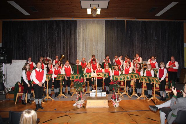 Die Musiker der Jugendkapelle mit Kapellmeister Helmut Rumpf nach ihrem 150-minütigen Konzert | Foto: Cescutti