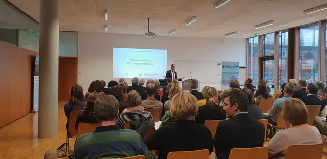FH Kufstein-Rektor Mario Döller begrüßte rund sechzig Teilnehmer in Kufstein.