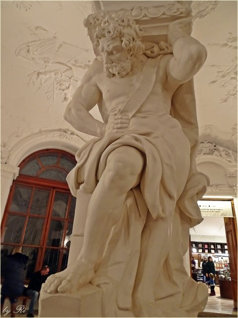 In der Sala Terrena bestehen die Atlanten aus Zogelsdorfer Stein, die Sockel aus Kaiserstein.  | Foto: © Uschi R.