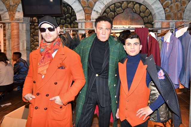 Fashion-Designer Ferruh Karakasli (m.) will mit der außergewöhnlichen Fashionshow Aufmerksamkeit schaffen.  | Foto: Markus Spitzauer