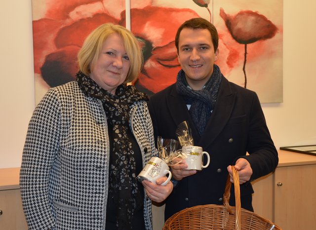 Anneliese Mertelseder (Heimleitung Braunau) und Gerald Weilbuchner bei der Geschenkübergabe.
