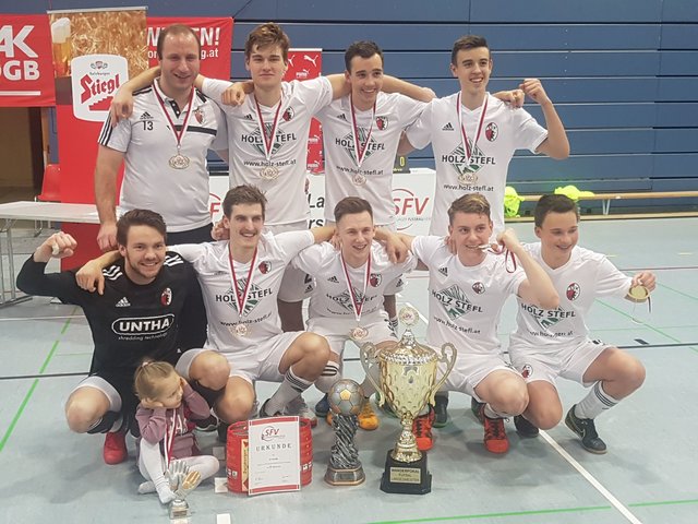 &lt;f&gt;Groß war die Freude der jungen Kuchler Kicker&lt;/f&gt; 2018 nach dem Finalsieg bei der SFV-Landesmeisterschaft in Futsal. | Foto: SV Kuchl