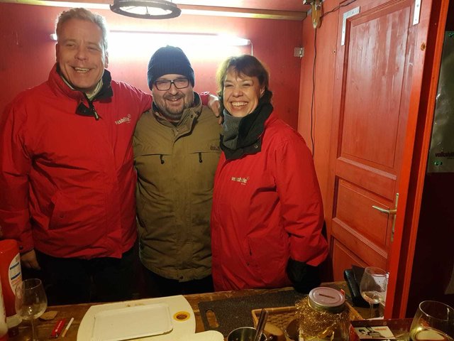 Gregor Lautner (M.) von der Bäckerei Wannenmacher sammelt am Weihnachtsmarkt für Bedürftige. | Foto: Wannenmacher