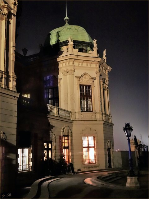 Die achteckige Schlosskapelle im südöstlichen Eckrisalit des Oberen Belvedere zählt zu den glanzvollen Höhepunkten des Gebäudes. | Foto: © Uschi R.