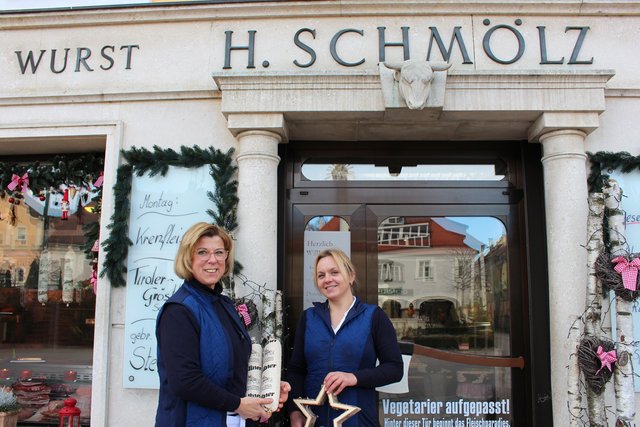 Fleischerei Schmölz
Die Fleischerei Schmölz hat mittlerweile bereits einen Platz auf dem Treppchen um die schönste Weihnachtsauslage abonniert: Nach dem zweiten Platz im Vorjahr belegt das Lokal am Hauptplatz heuer den dritten Rang. Das Besondere an der Auslagen-Gestaltung: Eine außergewöhnliche Kombination aus weihnachtlichem Flair mit Wurst- und Fleischwaren, die augenblicklich Lust auf das Weihnachtsessen machen. Am besten gleich den Weihnachtsbraten bestellen und die „Tullner Wurst“ verschenken! | Foto: Stadt Tulln
