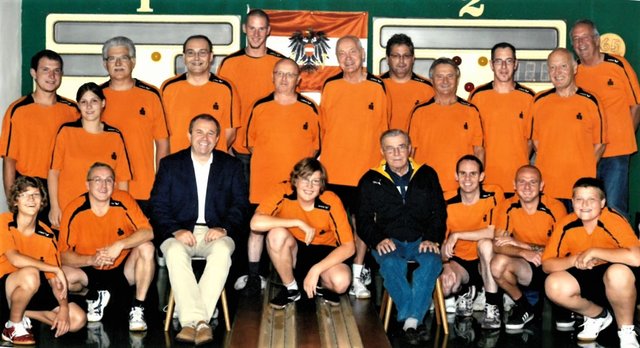 Die Kegeltruppe der Neunkirchner Gemeindebediensteten vor wenigen Jahren. Nachwuchsspieler sind stets willkommen.