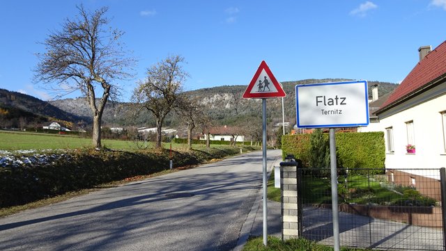 Ortseinfahrt von Flatz