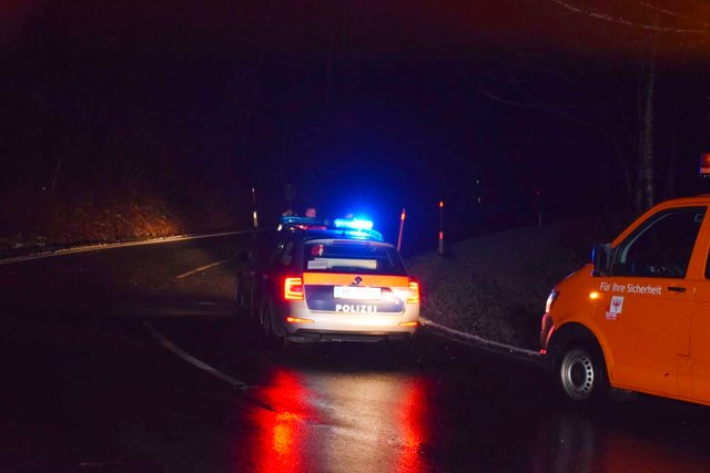 Die alarmierte Straßenmeisterei Kufstein entfernte die Steine. In Absprache mit dem Landesgeologen wurden Betonleitwände installiert.  | Foto: ZOOM.Tirol