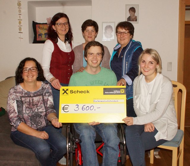 &lt;f&gt;Fabian Millinger &lt;/f&gt;mit Rosemarie Leitinger, Martina Hammerschmid, Petra Millinger, Elisabeth Schmiderer und Elisabeth Schmuck. 