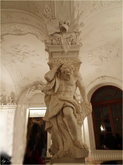 Die Sala terrena im unteren Bereich war ursprünglich offen und als einheitlicher Saalraum konzipiert. Bald nach der Errichtung kam es jedoch zu baulichen Problemen, weshalb sie umgebaut und die Decke mit den heute noch existenten 4 Atlanten abgestützt werden musste. | Foto: © Uschi R.