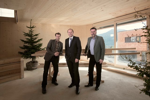 v.L.: proHolz-Vorsitzender Karl Schafferer, LHStv. ÖR Josef Geisler und proHolz Tirol Geschäftsführer DI Rüdiger Lex in einem Rohbau in Holz-Massivbauweise. Holzbauten haben nur einen halb so großen CO2-Footprint wie Beton- oder Ziegelbauten.